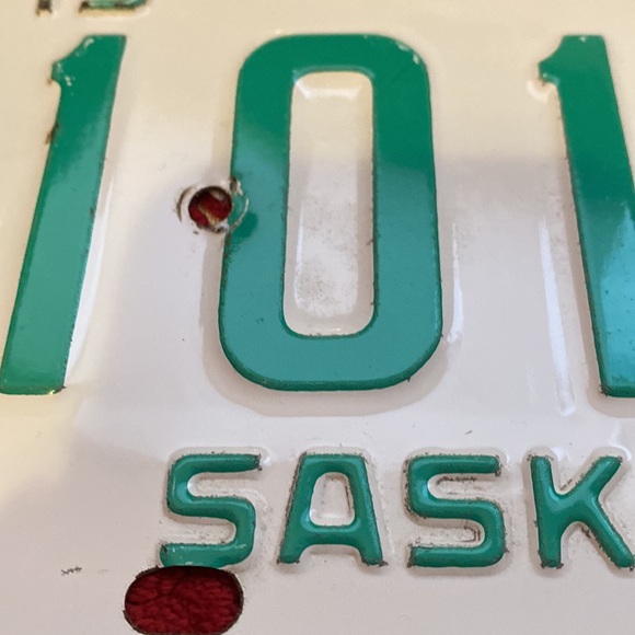 Vintage Rustic pair of 1968 Saskatchewan license Plates - Picture 12 of 13